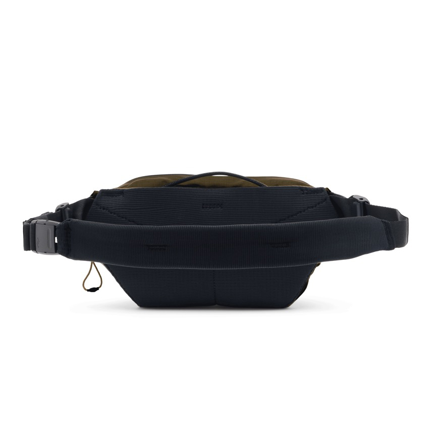 Peak Design Outdoor Sling 2L – Rückseite mit gepolstertem Tragegurt und verstellbarer Schnalle