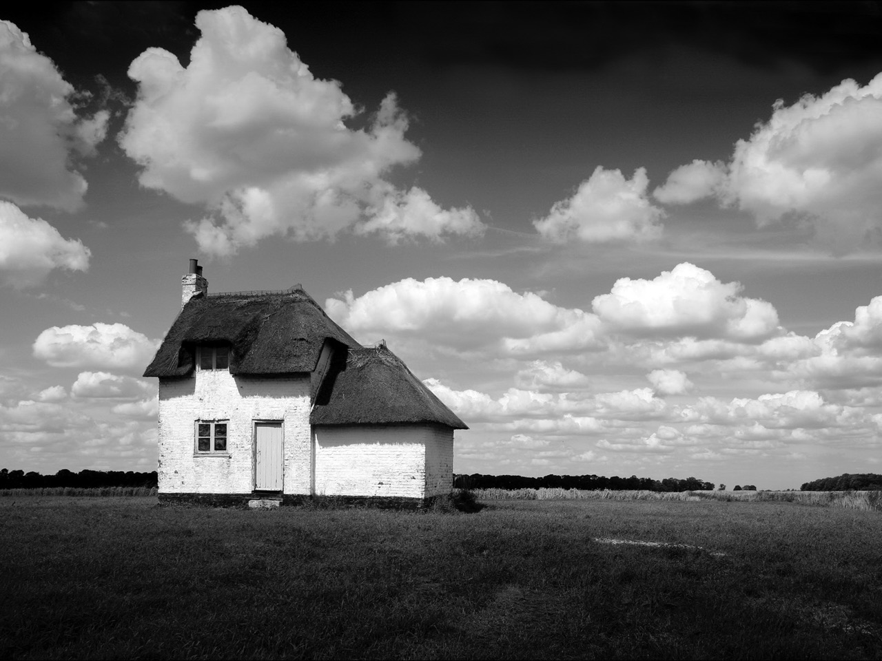 Tecco PFR220 Fotopapier Produktfoto, Weisses Haus auf Wiese mit Himmel in Schwarz-Weiß