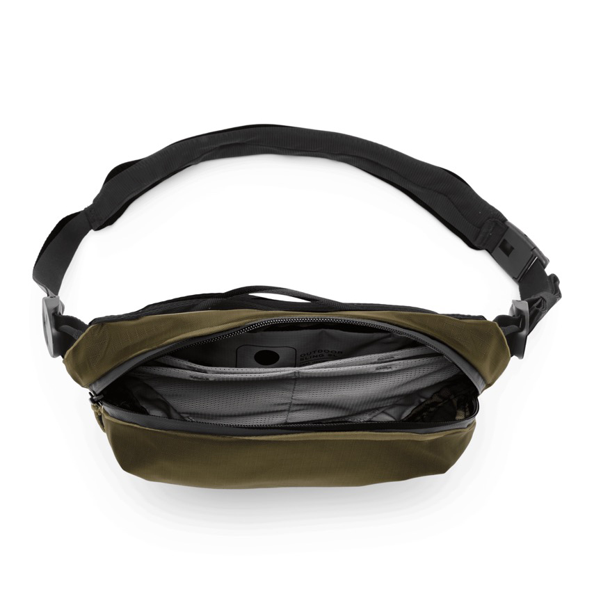 Peak Design Outdoor Sling 2L – geöffnete Tasche mit Innenfächern, Reißverschluss und strukturiertem Innenraum