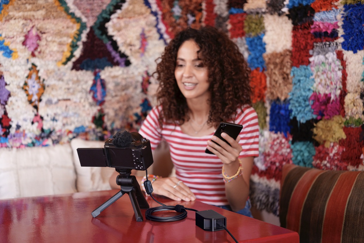 Sony DC-C1 Netzadapter Lifestyle Foto mit Person die Vlogging betreibt