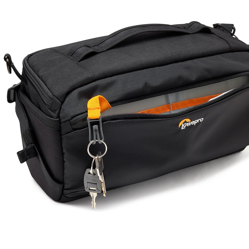 Lowepro ProTactic Lite SLX 120 AW III in schräger Vorderansicht mit Reißverschluss, Tragegriff und robuster Außenpolsterung