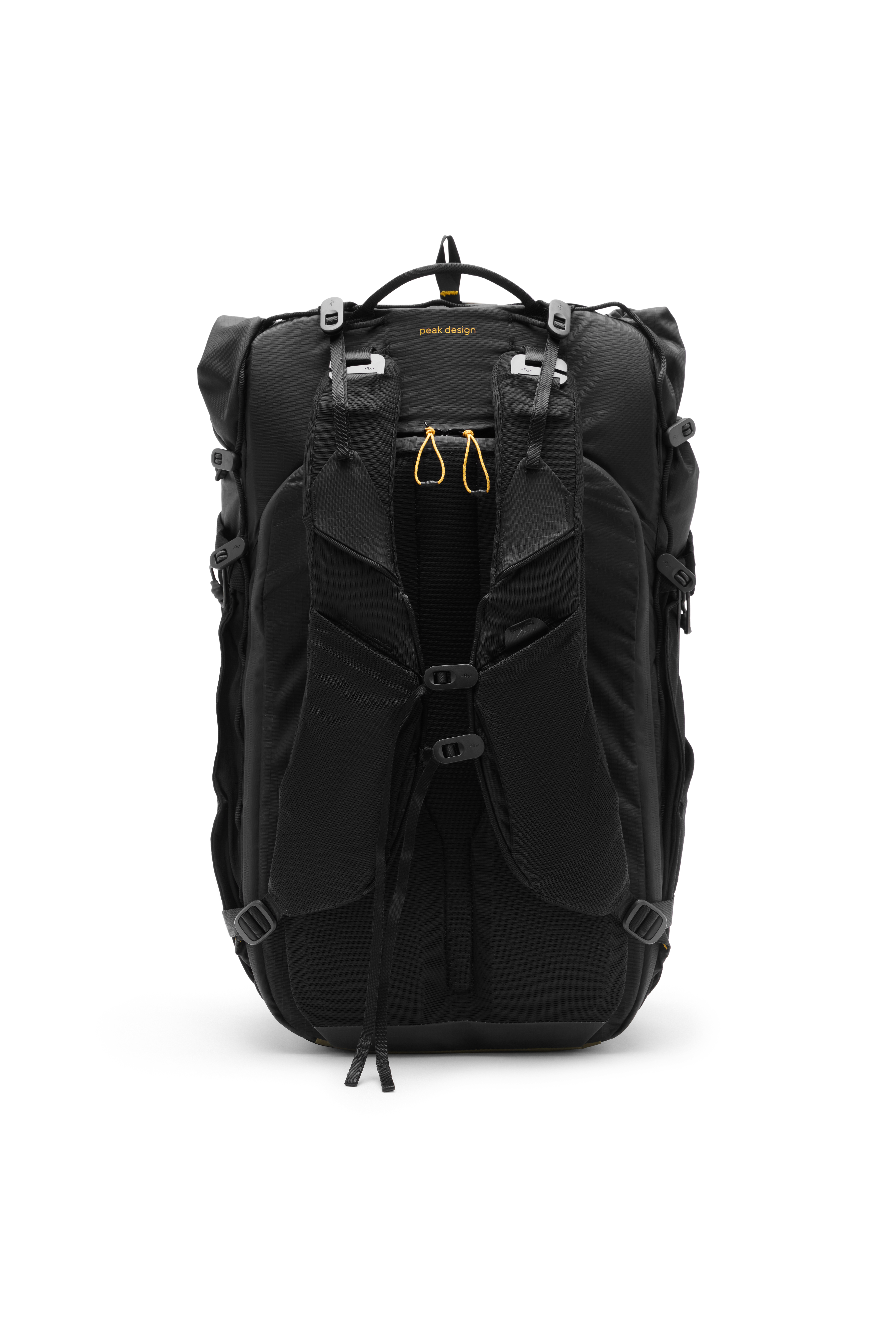 Peak Design Outdoor Backpack 45L (kelp) – Rückseite mit gepolsterten Schultergurten und verstellbarem Tragesystem
