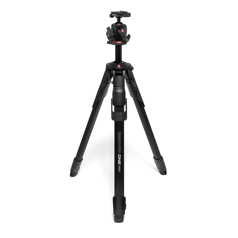 Manfrotto ONE Alu Photo-Stativ mit XPRO Kugelkopf (Q6T) – kompakte Vorderansicht des Stativs mit montiertem Kugelkopf