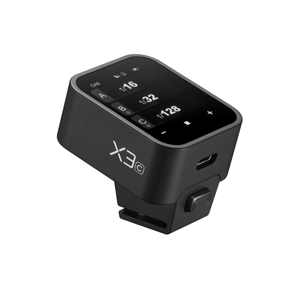 Godox X3 TTL Transmitter für Canon in schräger Ansicht mit Touchdisplay und Bedientasten auf der Oberseite