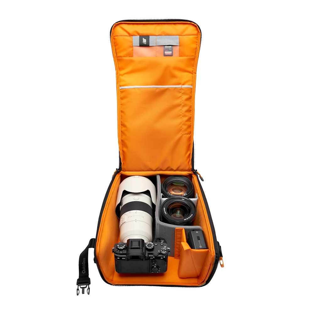 Lowepro GearUp Creator Box XL II – geöffnete Tasche mit Kamera, Objektiven und Zubehör im gepolsterten Innenraum