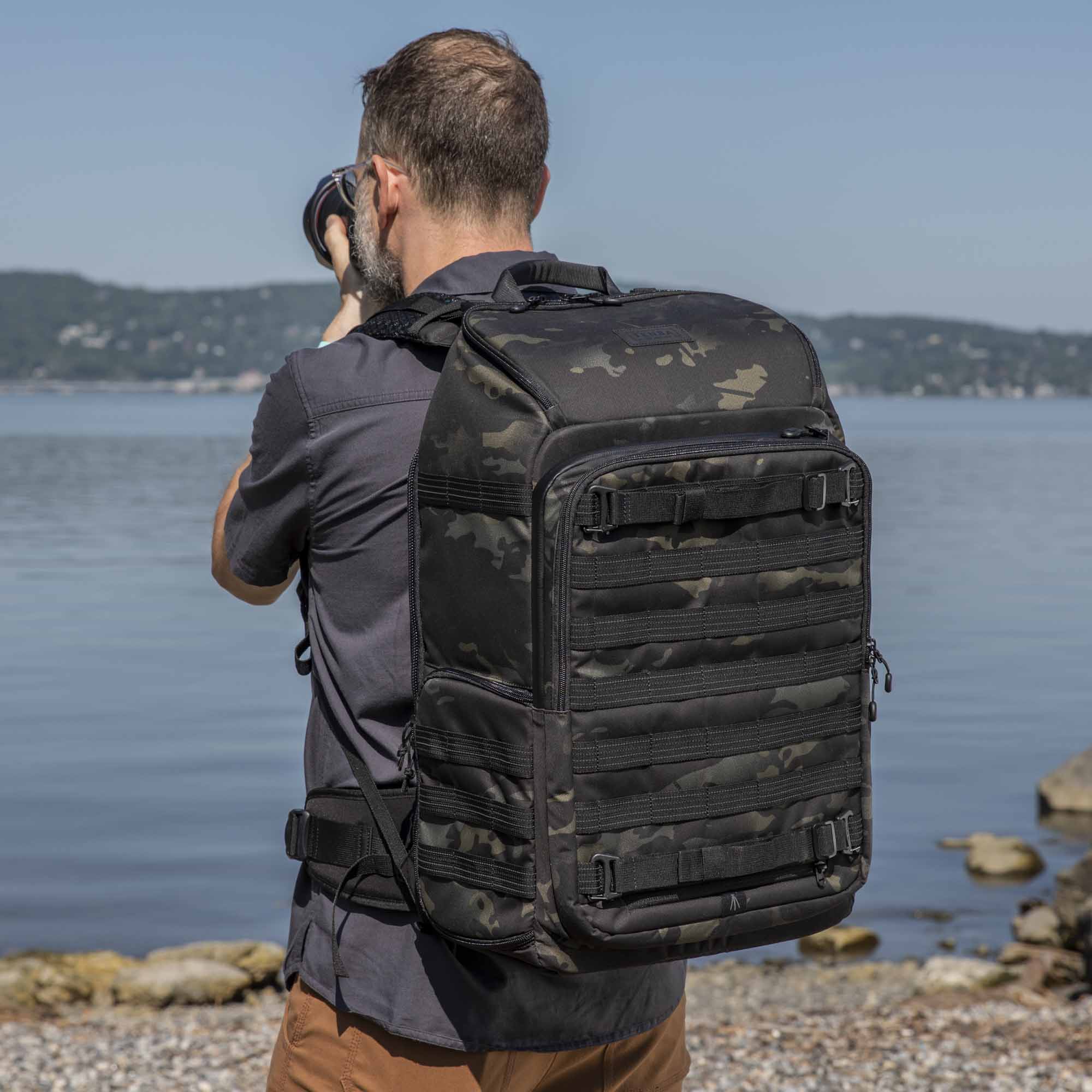 Tenba Axis V2 32L Rucksack in MultiCamo und Schwarz, Lifestyle Bild mit Fokus auf den Rucksack
