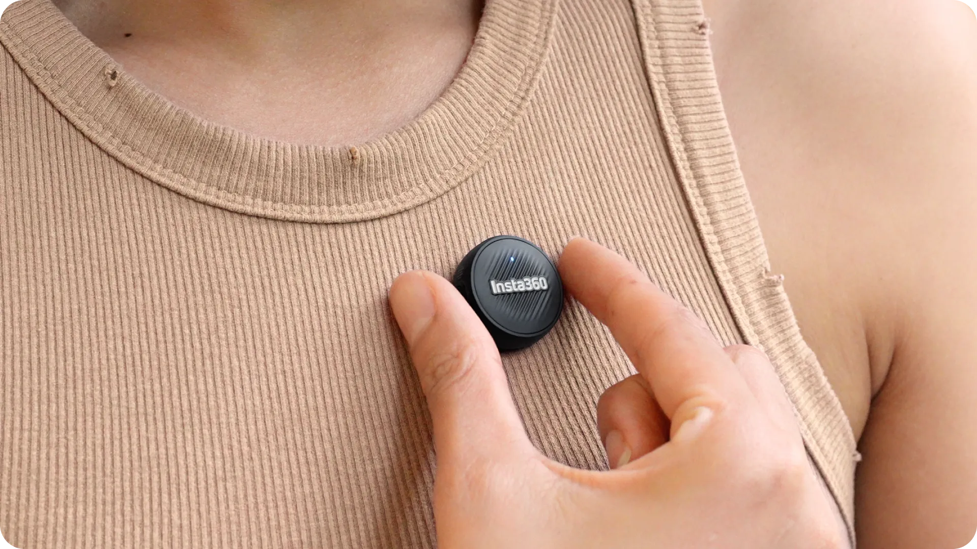 Insta360 Mic Air Sender – am Shirt befestigter kabelloser Mikrofon-Sender für mobile Audioaufnahmen