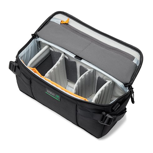 Lowepro ProTactic Lite SLX 120 AW III mit geöffneter Oberseite und leerem, flexibel unterteiltem Innenraum