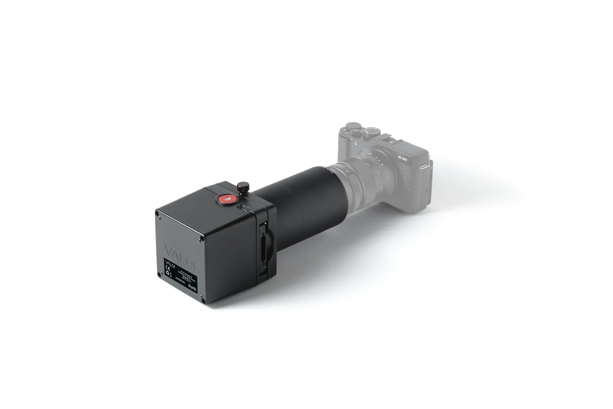 VALOI easy35 v2 in schräger Ansicht, montiert an einer spiegellosen Kamera zur Digitalisierung von Filmstreifen.