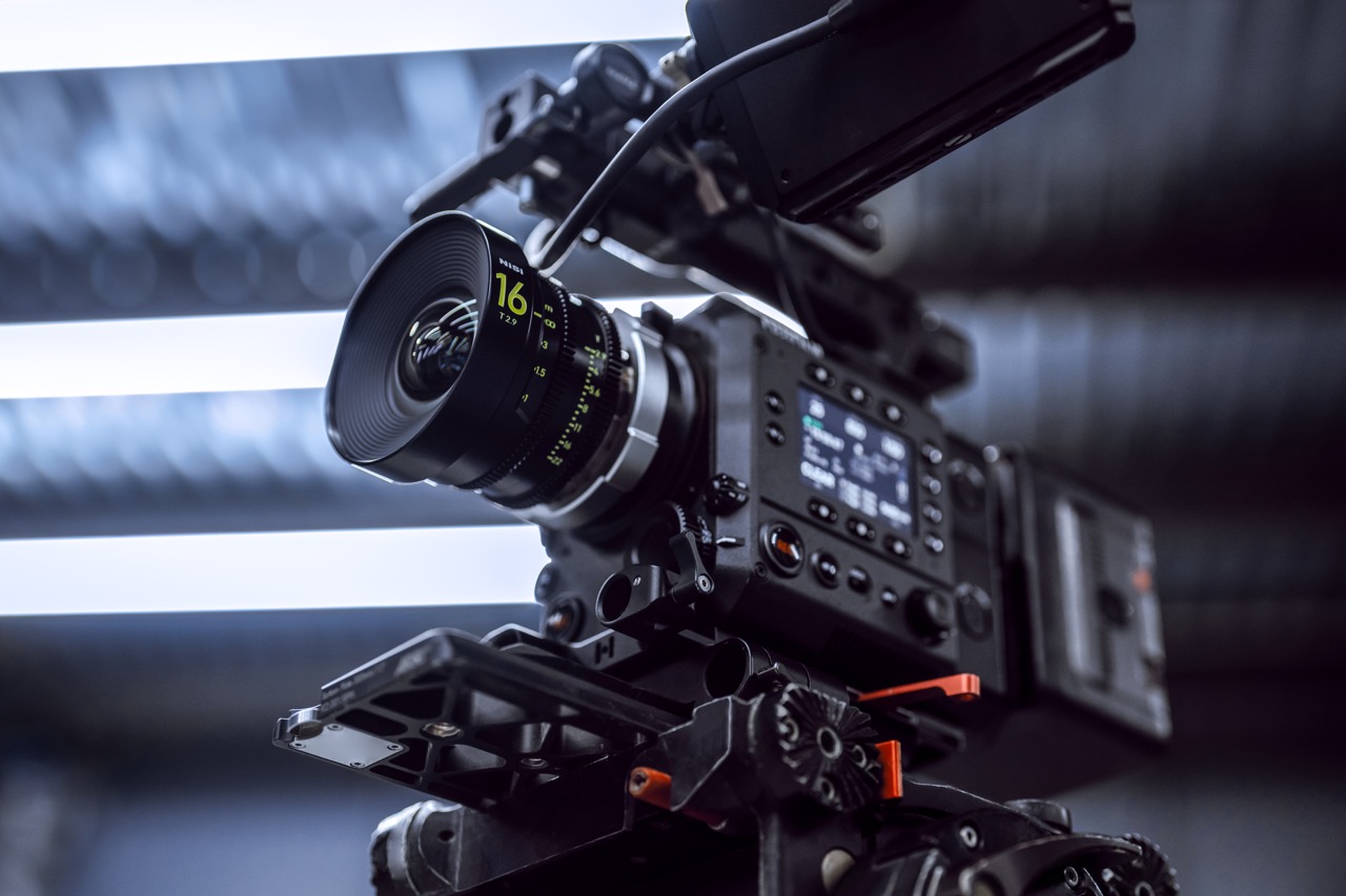 Filmkamera-Rig mit NiSi 65 Prime 16mm T2.9 Cine-Objektiv in Seitenansicht mit Monitor und Zubehör