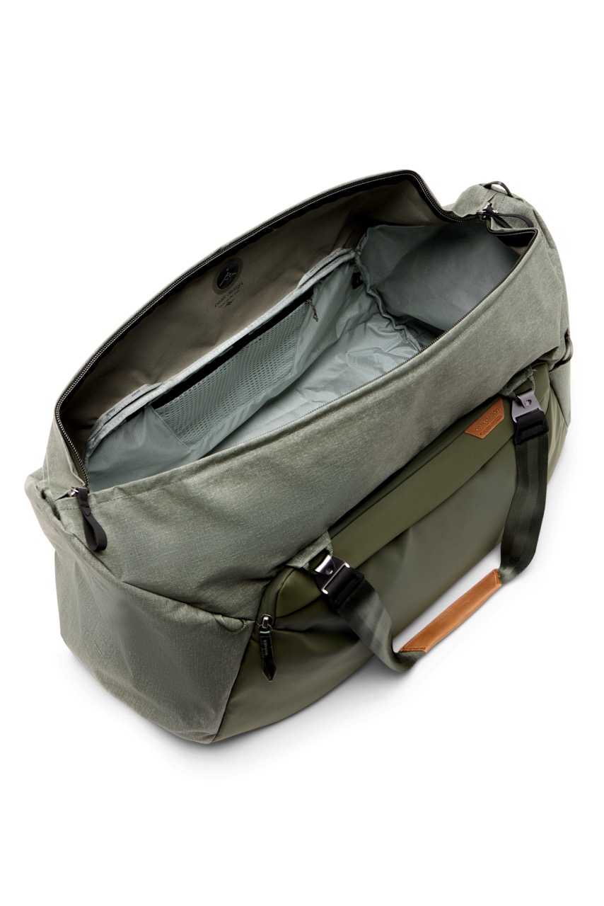 Travel Duffel 80L Reisetasche (Sage) Peak Design Travel Duffel in der Farbe Salbeigrün mit 80L, Ansicht von schräg oben offen und leer