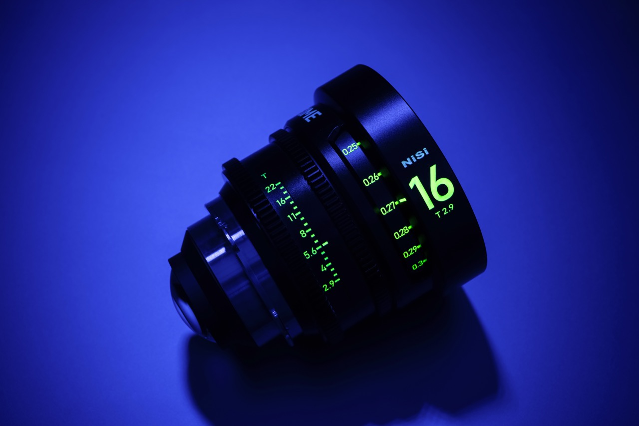 NiSi 65 Prime 16mm T2.9 PL Cine-Objektiv in schräger Ansicht mit beleuchteter Skala auf dunklem Hintergrund