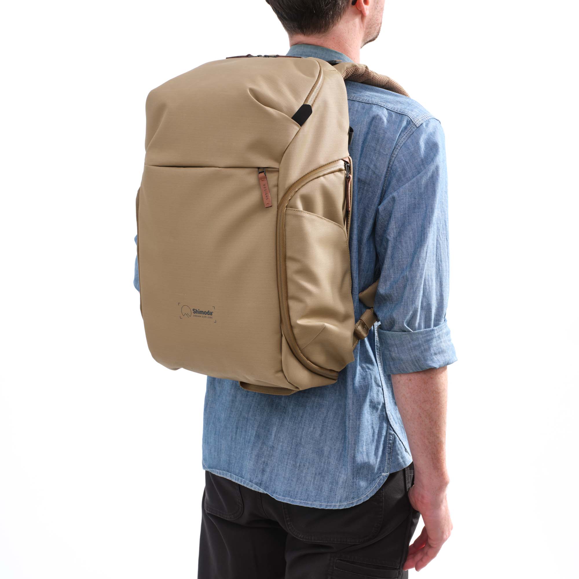 Shimoda Designs Explore 25 Rucksack in Beige, Lifestyle Foto des Rucksacks auf einer Person