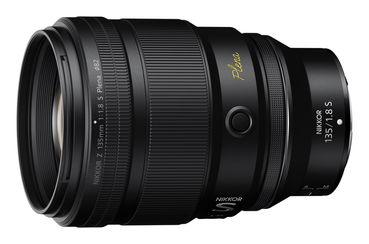Nikon NIKKOR Z 135mm F1.8 S Plena – schräge Ansicht des Teleobjektivs mit Z-Bajonett und Fokusring