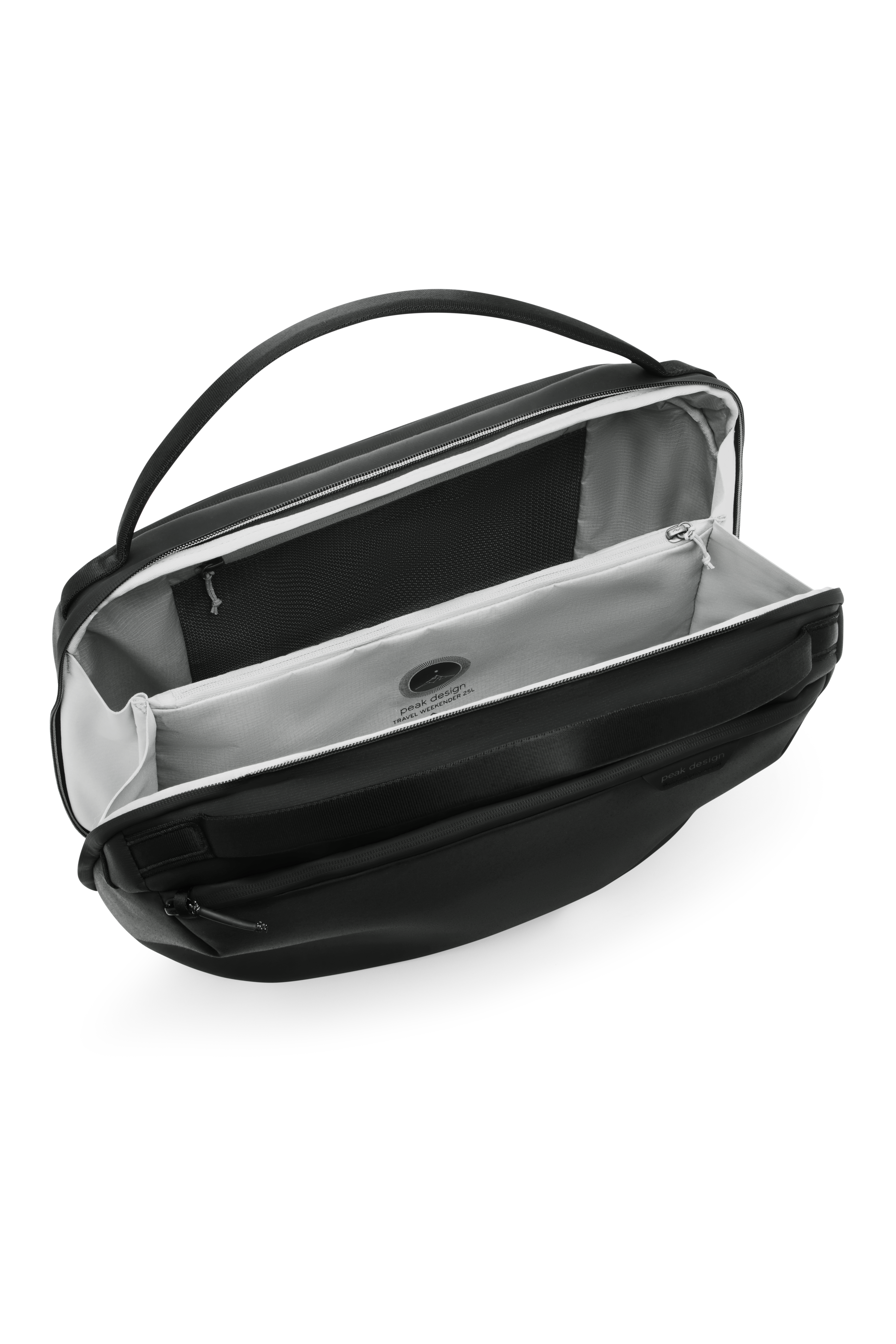 Geöffnete Peak Design Travel Weekender 25L in Schwarz mit geräumigem Hauptfach und Innenfächern zur Organisation