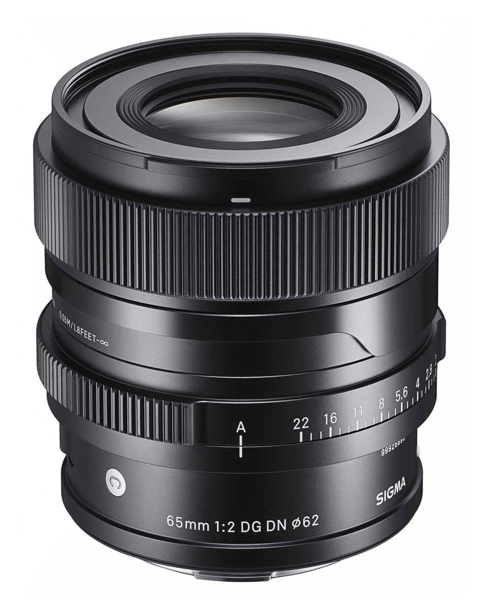 Sigma Contemporary 65mm F2 DG DN L-Mount – Vorderansicht des lichtstarken 65-mm-Festbrennweitenobjektivs.