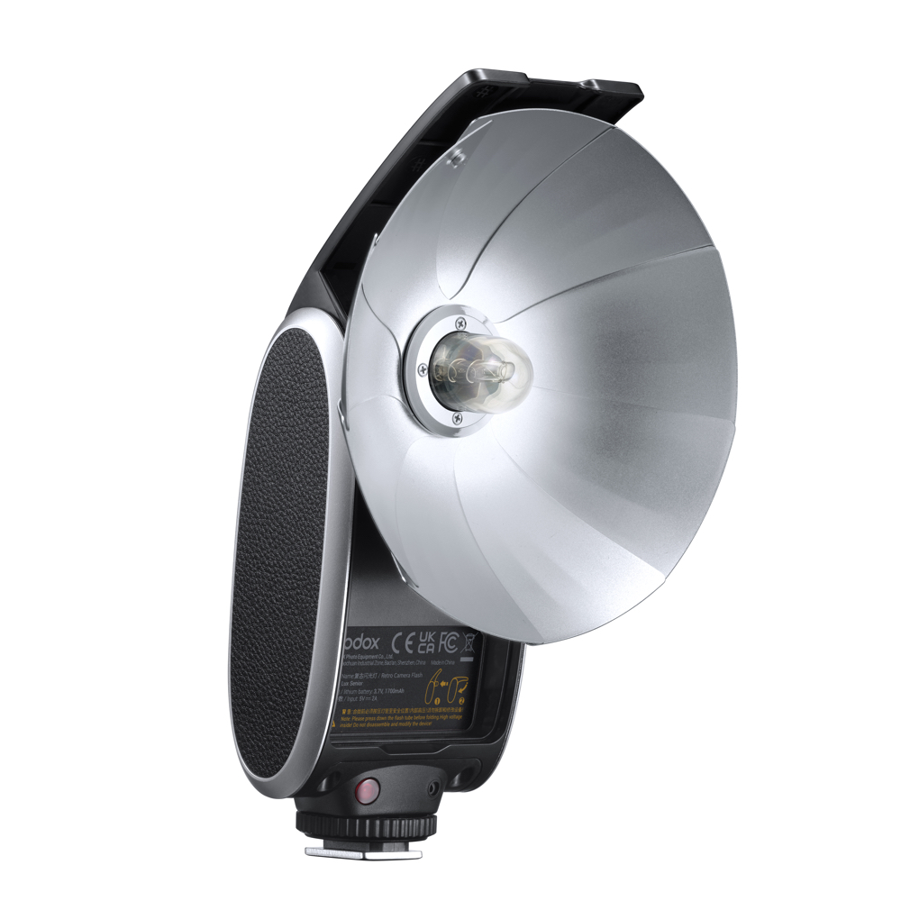 Godox Lux Senior Retro Blitzgerät in Schwarz – schräge Vorderansicht mit rundem Reflektor und sichtbarer Blitzröhre