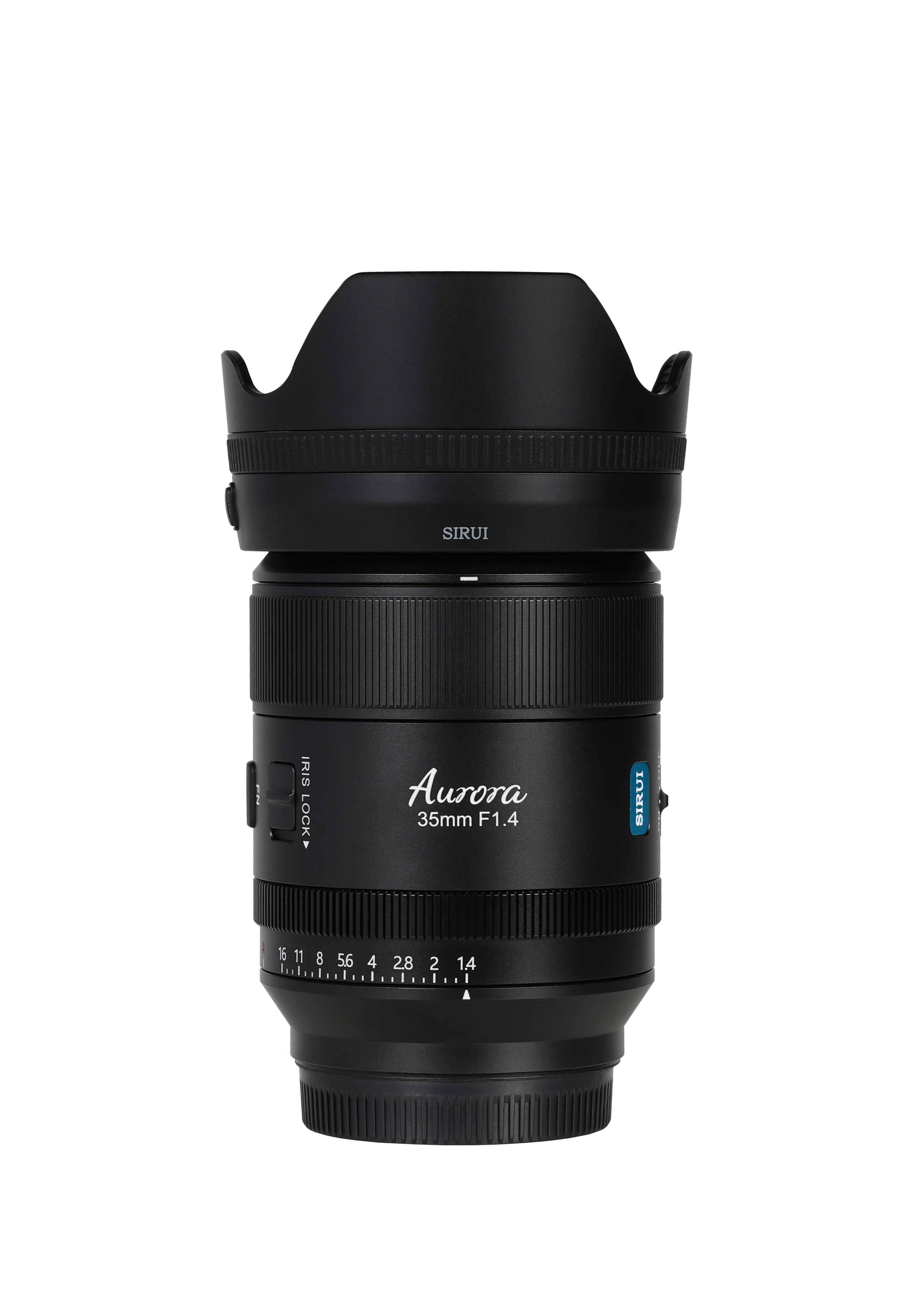 Sirui Aurora 35mm F1.4 AF Objektiv – Vorderansicht mit aufgesetzter Gegenlichtblende und Fokus- sowie Blendenring