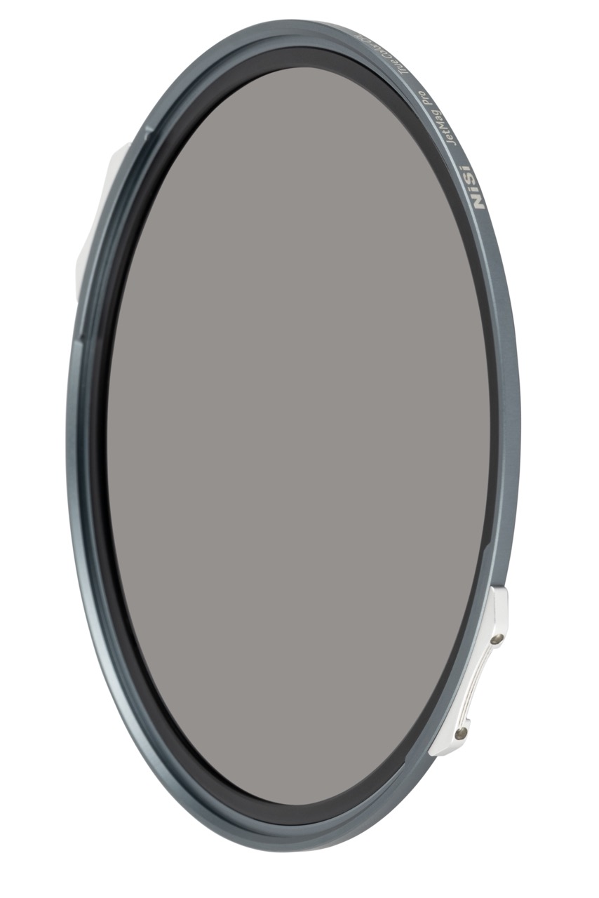 NiSi JetMag Pro TrueColor CPL (MAXMAG) in schräger Vorderansicht mit magnetischem Rahmen und entspiegeltem Polfilterglas