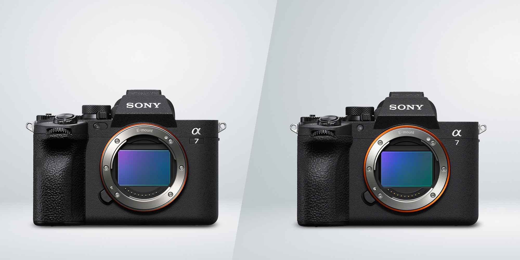 Sony Alpha 7 IV und Sony Alpha 7 V Kameras im direkten Vergleich, Vorderansicht ohne Objektiv auf neutralem Hintergrund