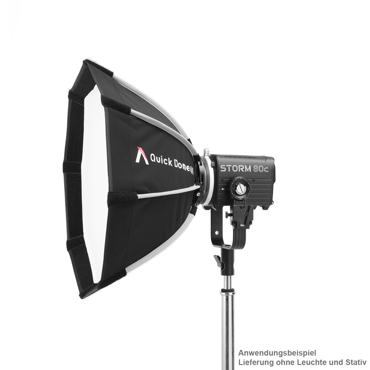 Aputure Quick Dome 40 Softbox montiert an einer Studioleuchte als Anwendungsbeispiel für weiches Licht.