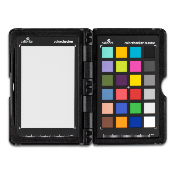 Calibrite ColorChecker Passport Video 2 – geöffnete Ansicht mit Farbtafeln und Graukarten zur Farbkalibrierung