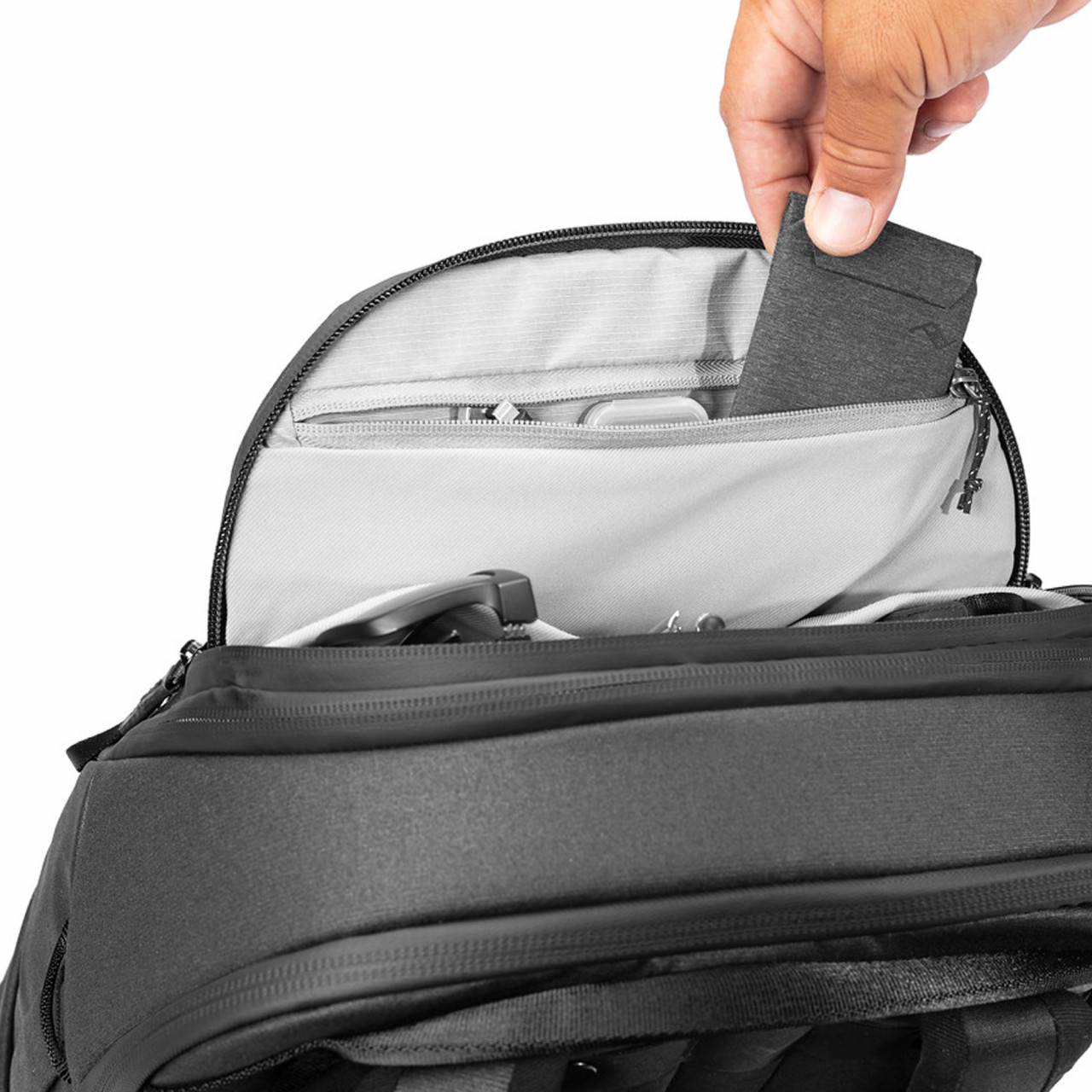 Peak Design Travel Backpack 30L in Schwarz, Tasche mit Geldbörse