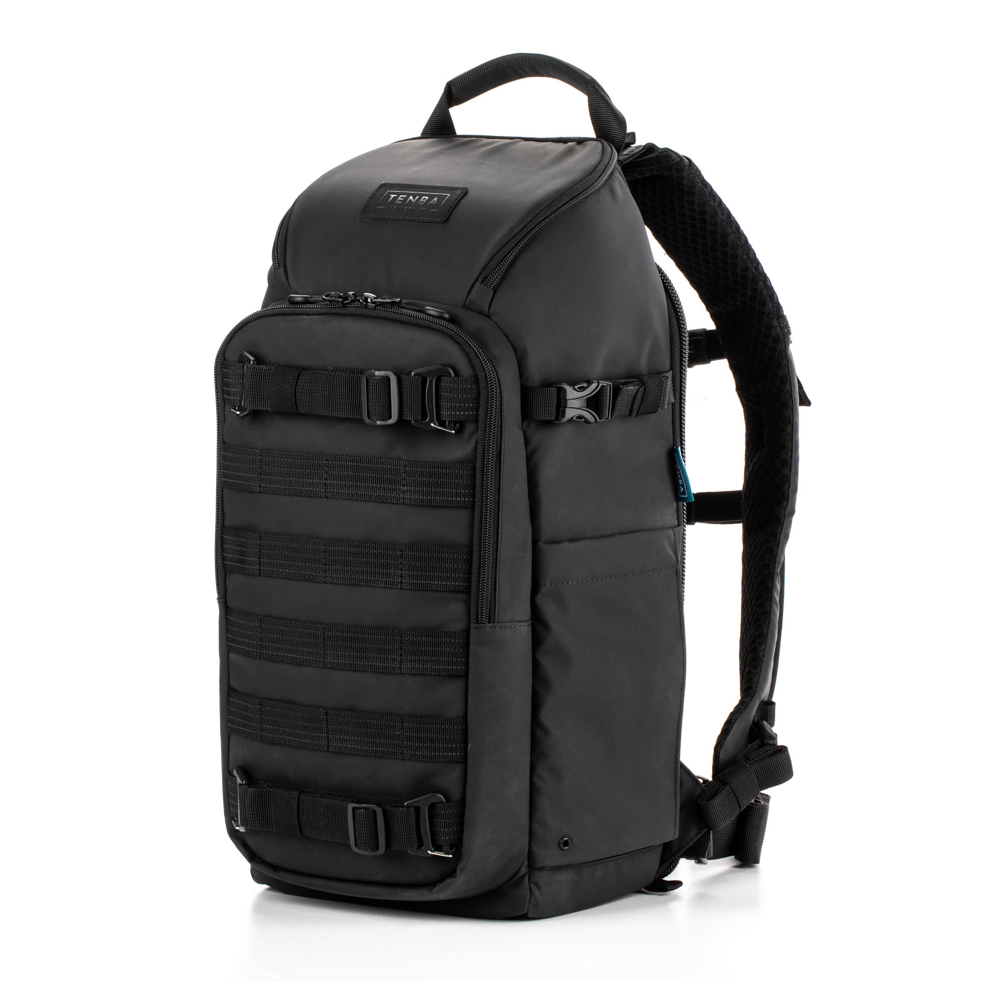 Tenba Axis V2 16L Rucksack in der Farbe Schwarz, Frontalansicht leicht schräg rechts