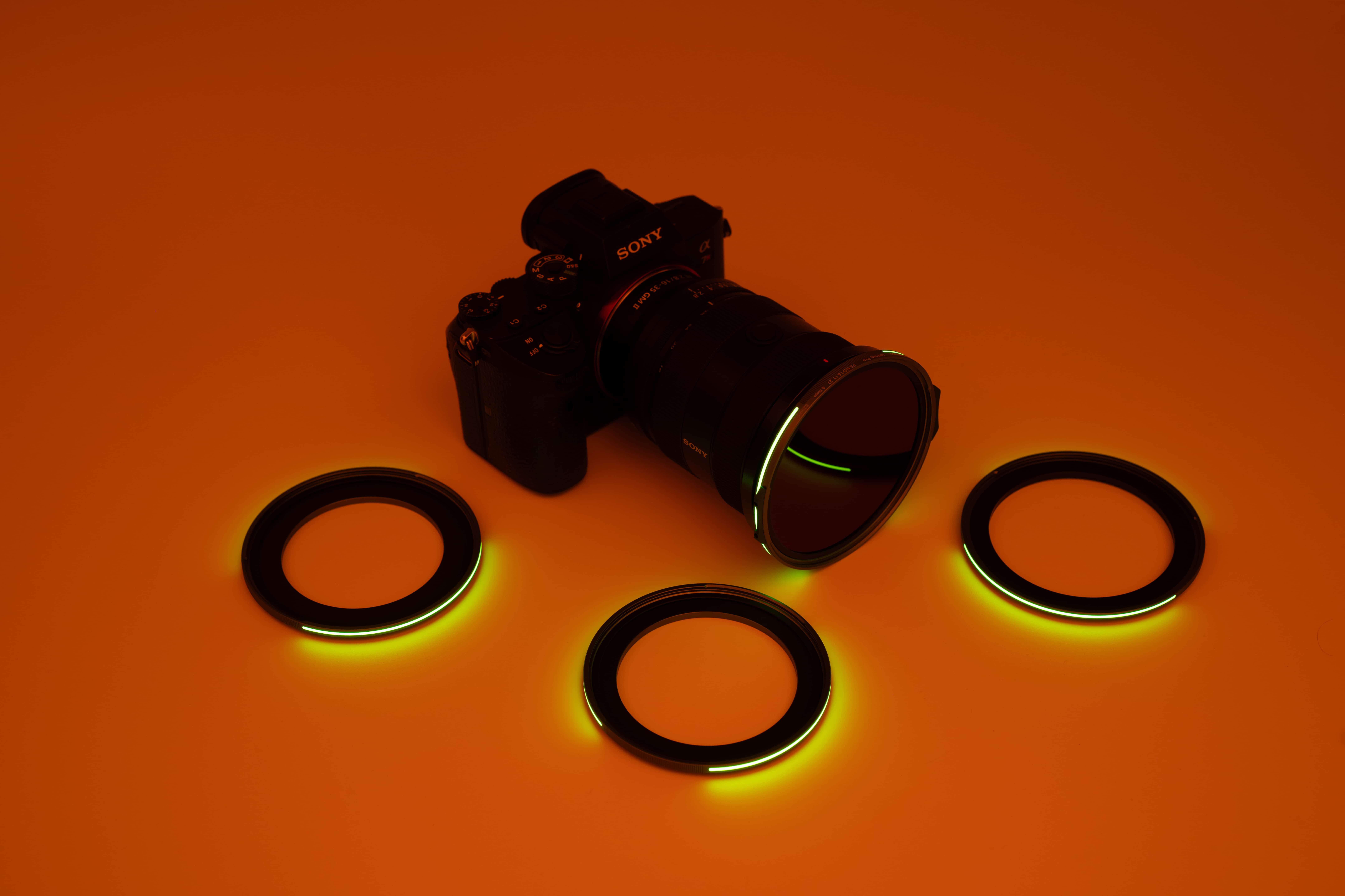 NiSi JetMag Pro Prolock Luminous Adapterring (82MAG) mit Leuchtmarkierung an Kamera und Objektiv im Dunkeln.