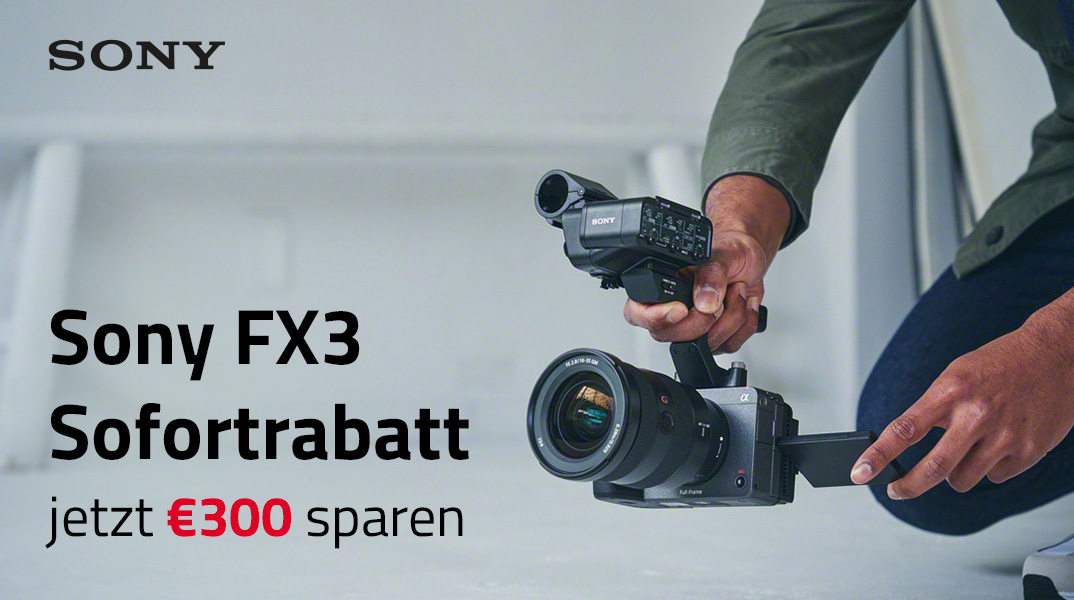 Sony FX3 Cinema Kamera mit montiertem Objektiv und Griff, seitliche Perspektive mit ausgeklapptem Display