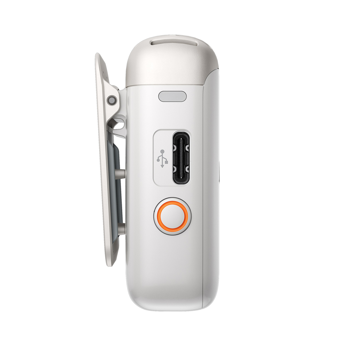 DJI Mic 2 Sender in Pearl White mit geöffneter Cliphalterung und sichtbarem USB-C-Anschluss an der linken Seite