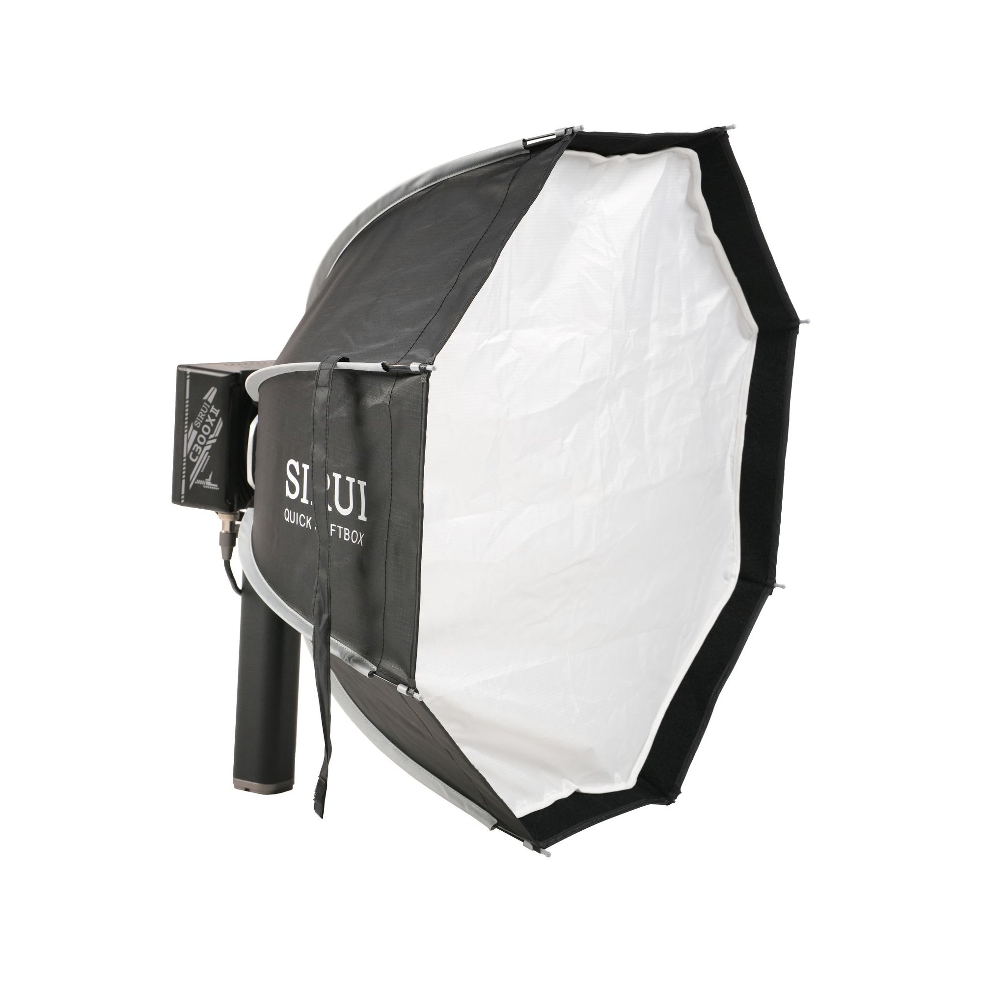 Sirui QR60 Softbox (60 cm) in schräger Ansicht an LED-Leuchte montiert mit Diffusor und Lichtformer.