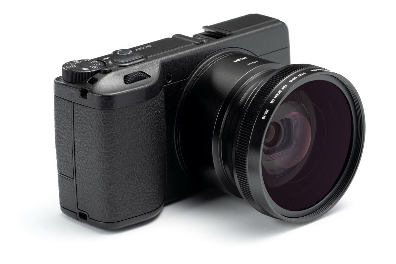 NiSi Weitwinkel Konverter PR-10 für Ricoh GR – montiert an Kamera in schräger Ansicht