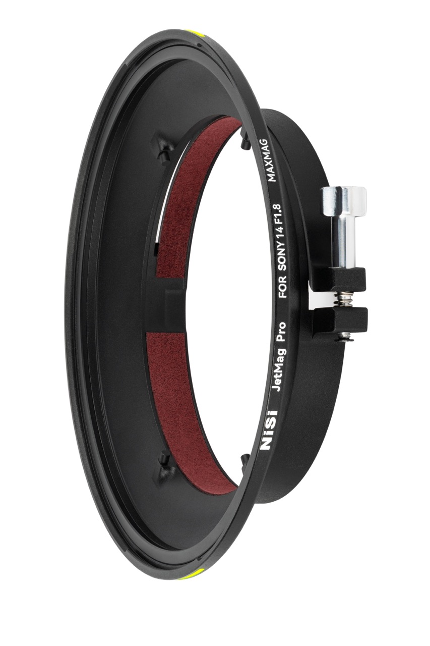 NiSi JetMag Pro Adapter für Sony FE 14mm F1.8 GM MAXMAG in schräger Ansicht mit Magnetring und Klemmmechanik