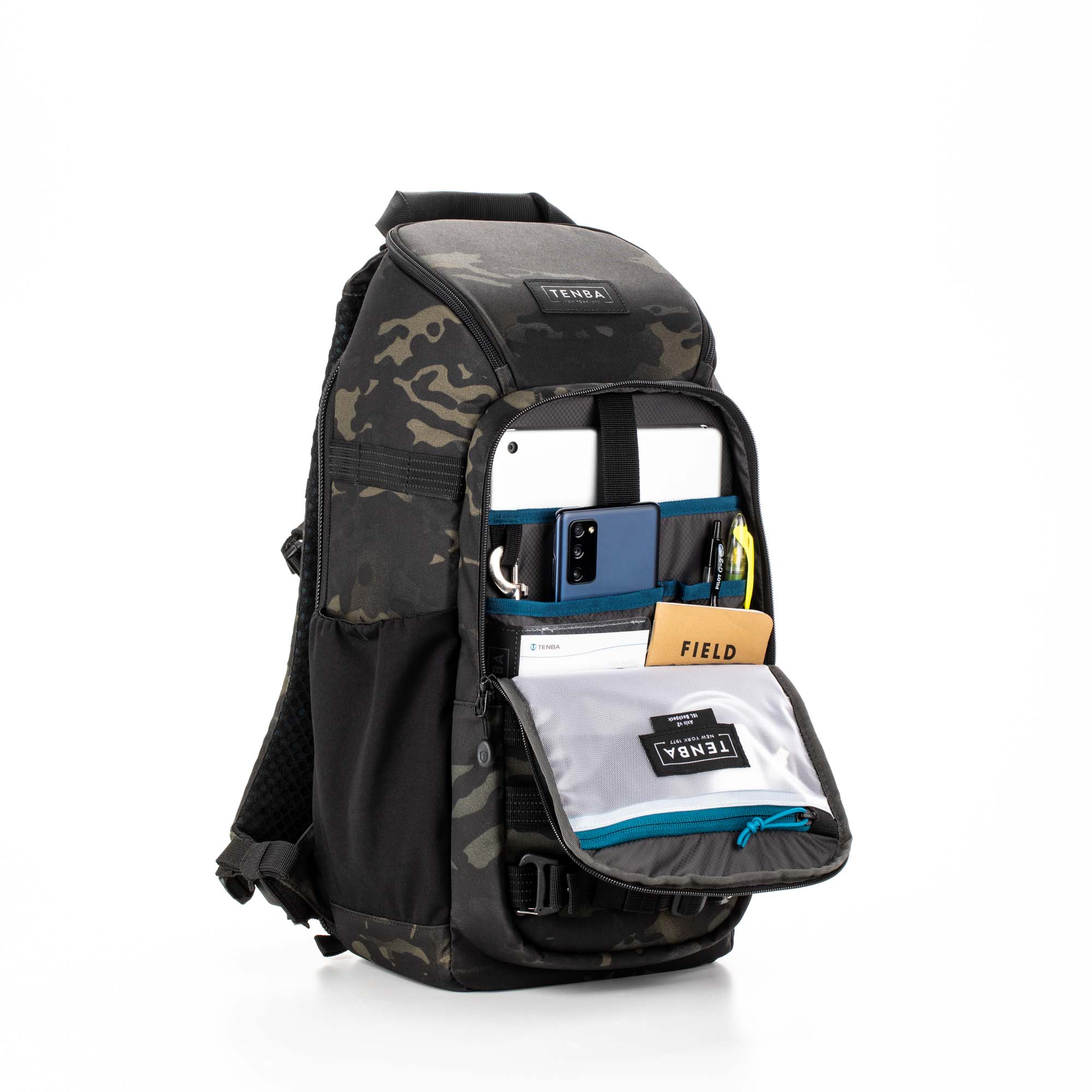 Axis V2 16L Rucksack (multicamo/schwarz) Tenba Axis V2 16L Rucksack in Multicamo Design, Ansicht Frontal Schräg Links halb offene Fächer mit Smartphone, Tablet und Ähnlichem