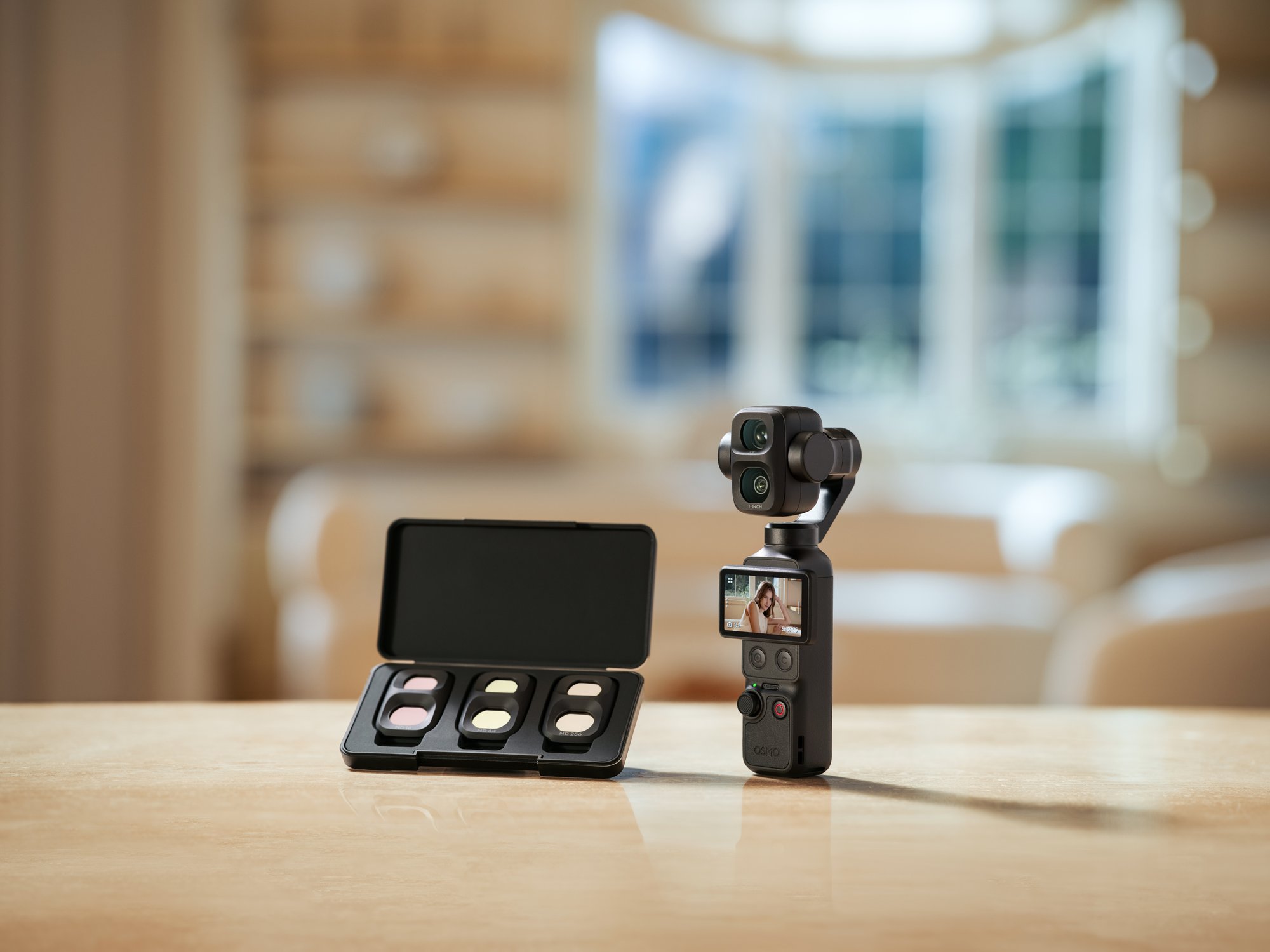 DJI Osmo Pocket 4P ND-Filterset mit drei ND-Filtern neben der Gimbal-Kamera auf einer Tischoberfläche.