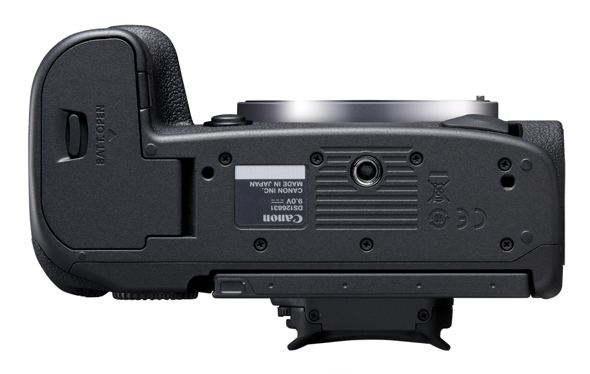 Canon EOS R5 Gehäuse Unterseite mit Stativgewinde, Akkufach und Serieninformationen