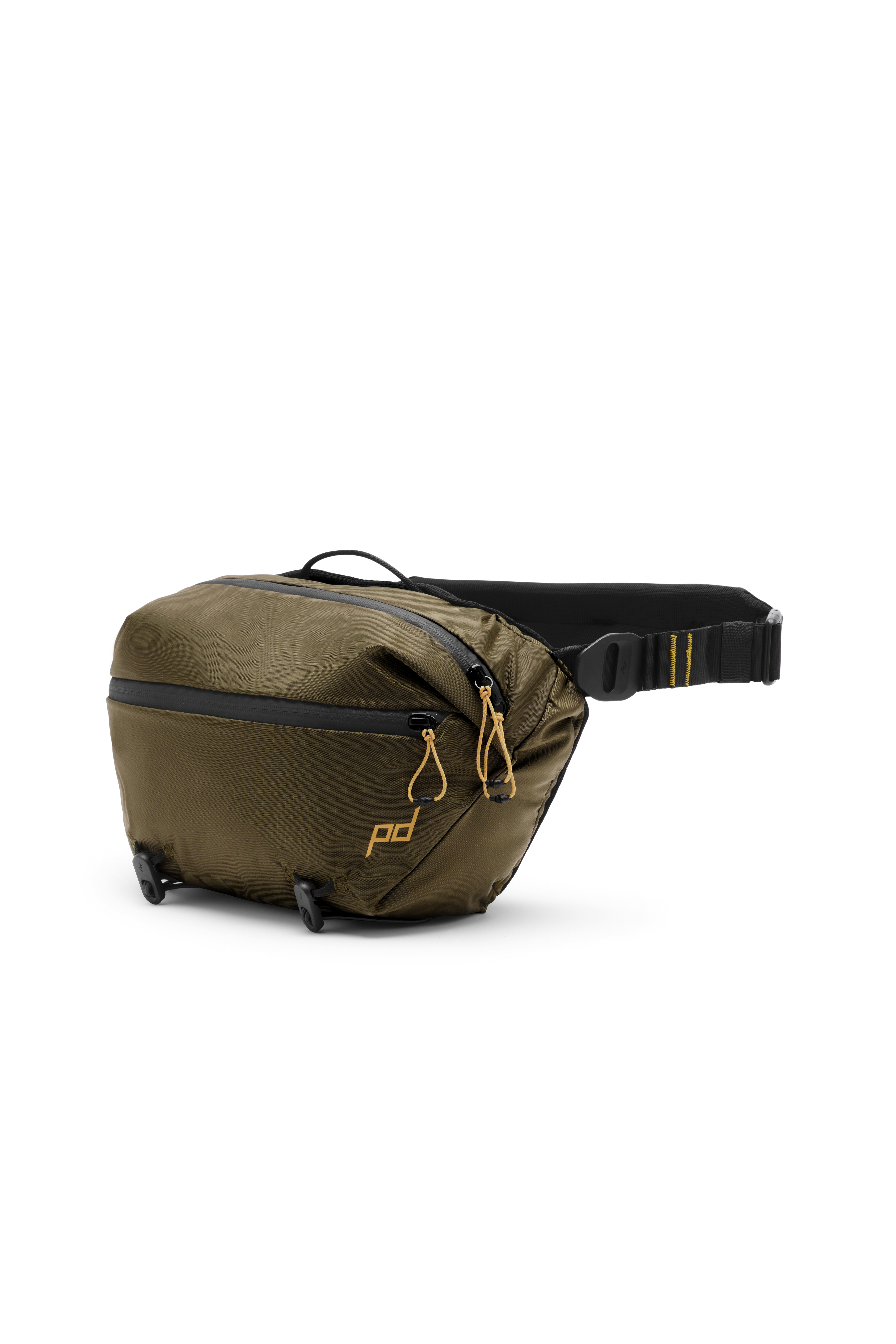 Peak Design Outdoor Sling 7L (kelp) – schräge Ansicht mit verstellbarem Gurt, Schnalle und seitlichen Befestigungen