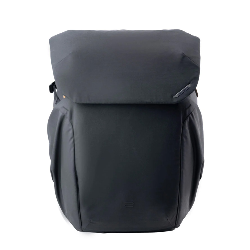 PGYTECH OneGo 2 Backpack 25L in Schwarz in der Vorderansicht mit geschlossenem Rolltop-Design.