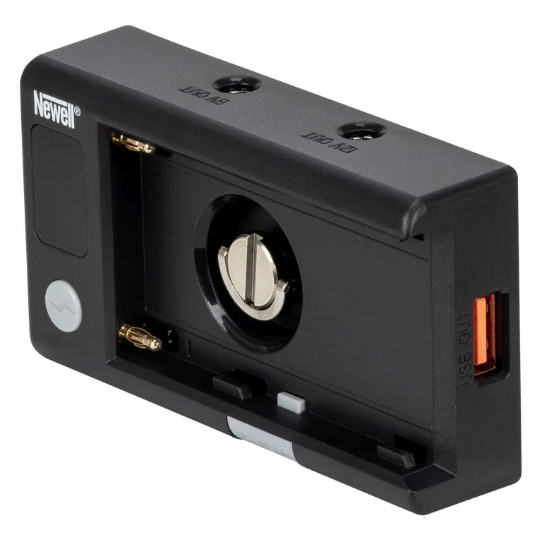 Newell DC-USB Universal Adapter für NP-F Akkus, Rückseite mit USB-A-Ausgang und Gehäusedetails
