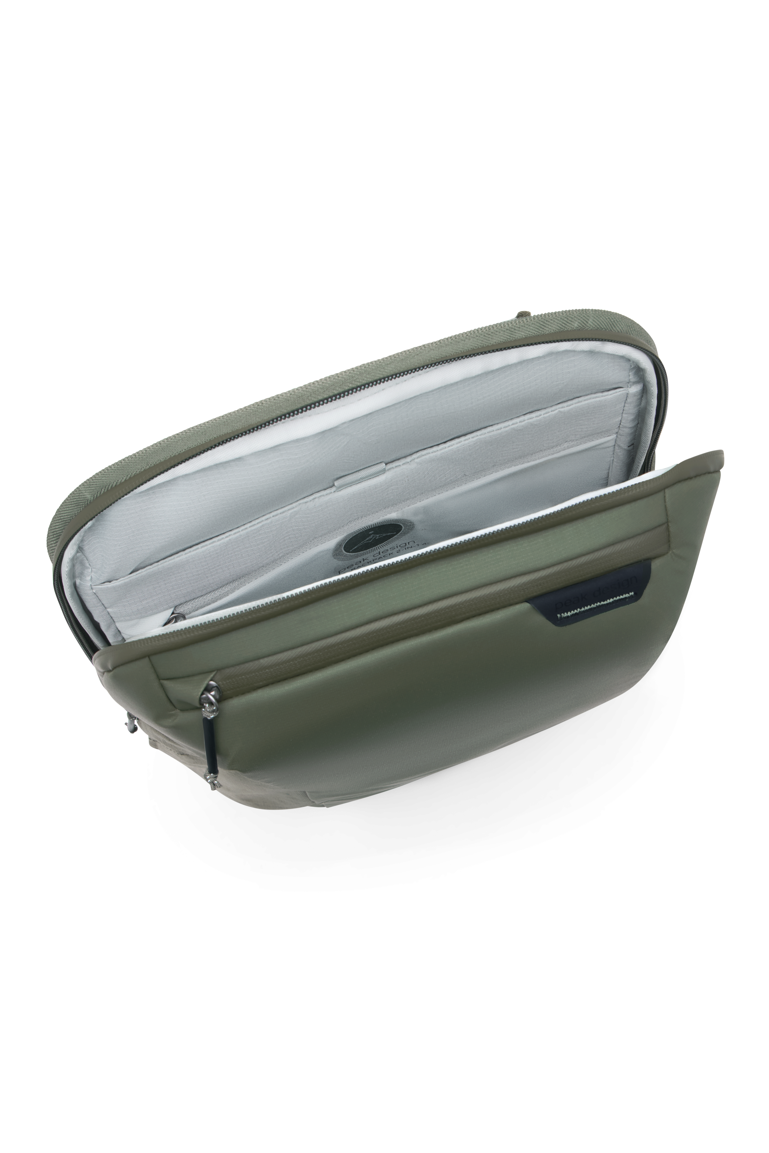 Geöffneter Peak Design Travel Backpack 20L in Sage mit hellem Innenraum und integrierten Organisationsfächern