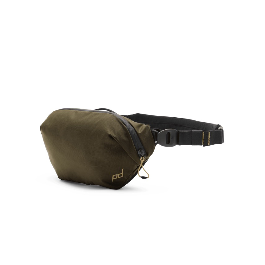 Peak Design Outdoor Sling 2L – Vorderansicht der kompakten Hüfttasche mit Reißverschluss und verstellbarem Gurt