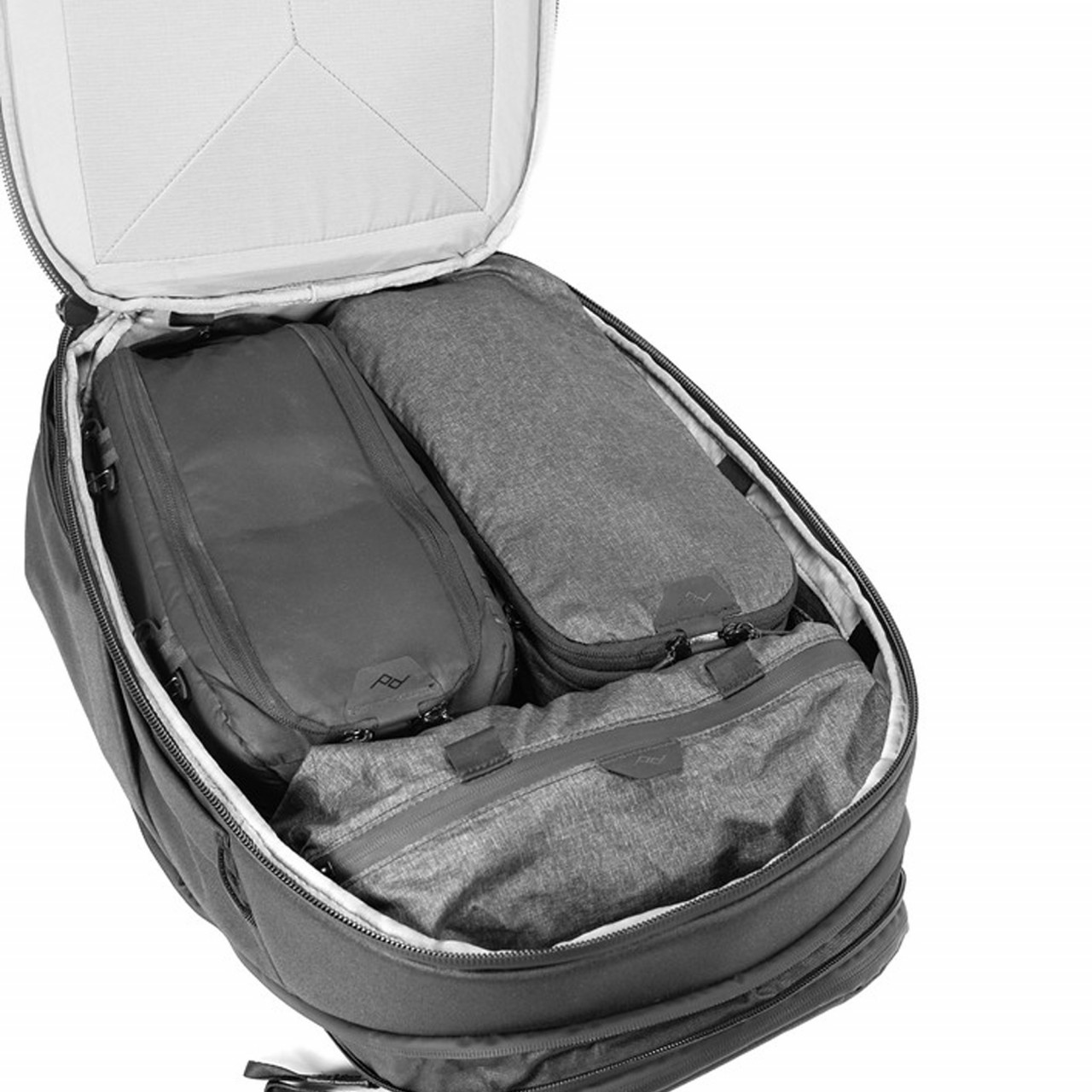 Peak Design Travel Backpack 30L in Schwarz, Offen mit Packing Cubes