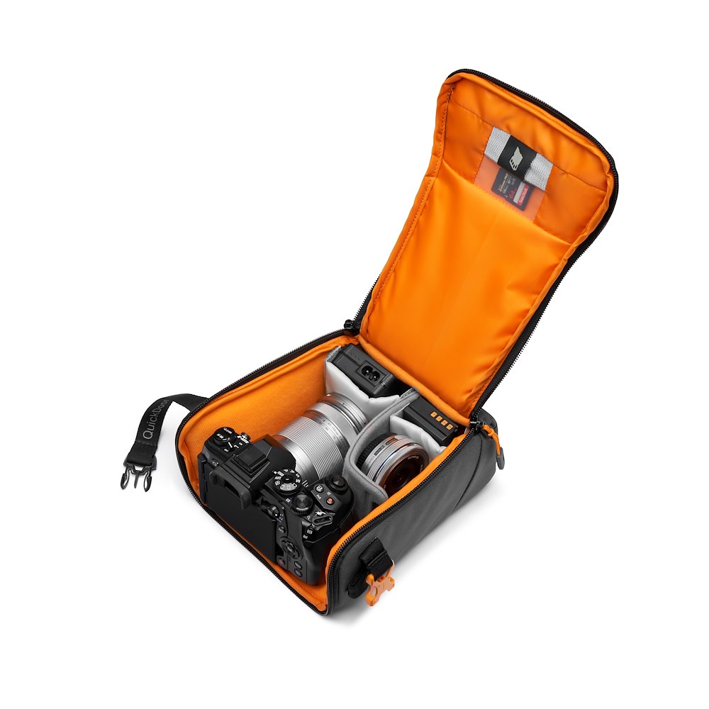 Lowepro GearUp Creator Box M II geöffnet mit Kamera, Objektiv und Zubehör in gepolstertem Innenraum