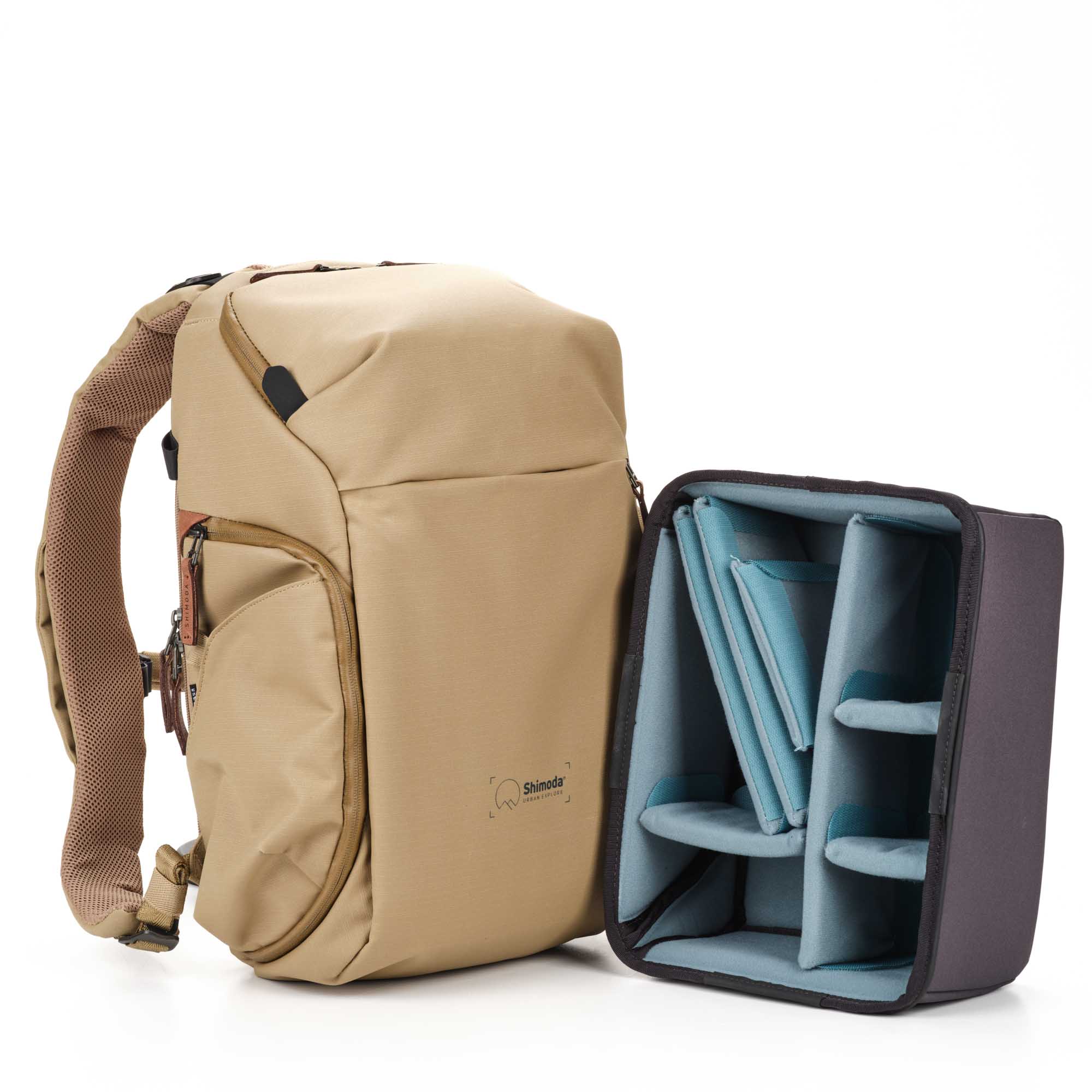 Urban Explore 20 (beige) Shimoda Designs Explore 20 Rucksack in Beige, Frontal links mit Camera Cube Insert rechts daneben