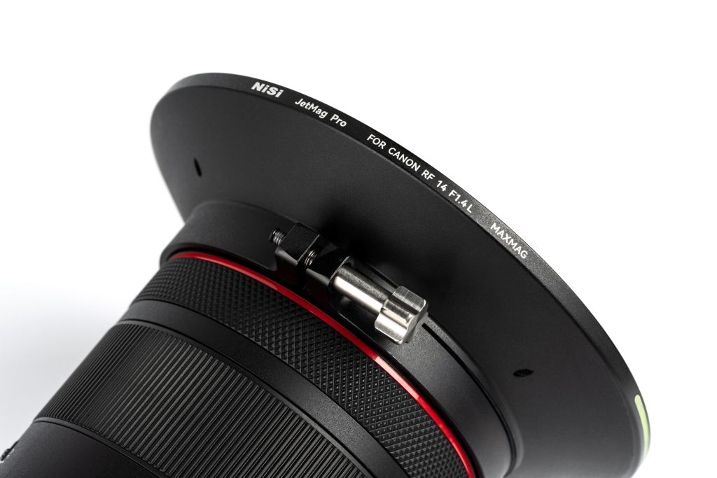 NiSi JetMag Pro Adapterring MAXMAG montiert auf Canon RF 14mm Objektiv in schräger Ansicht