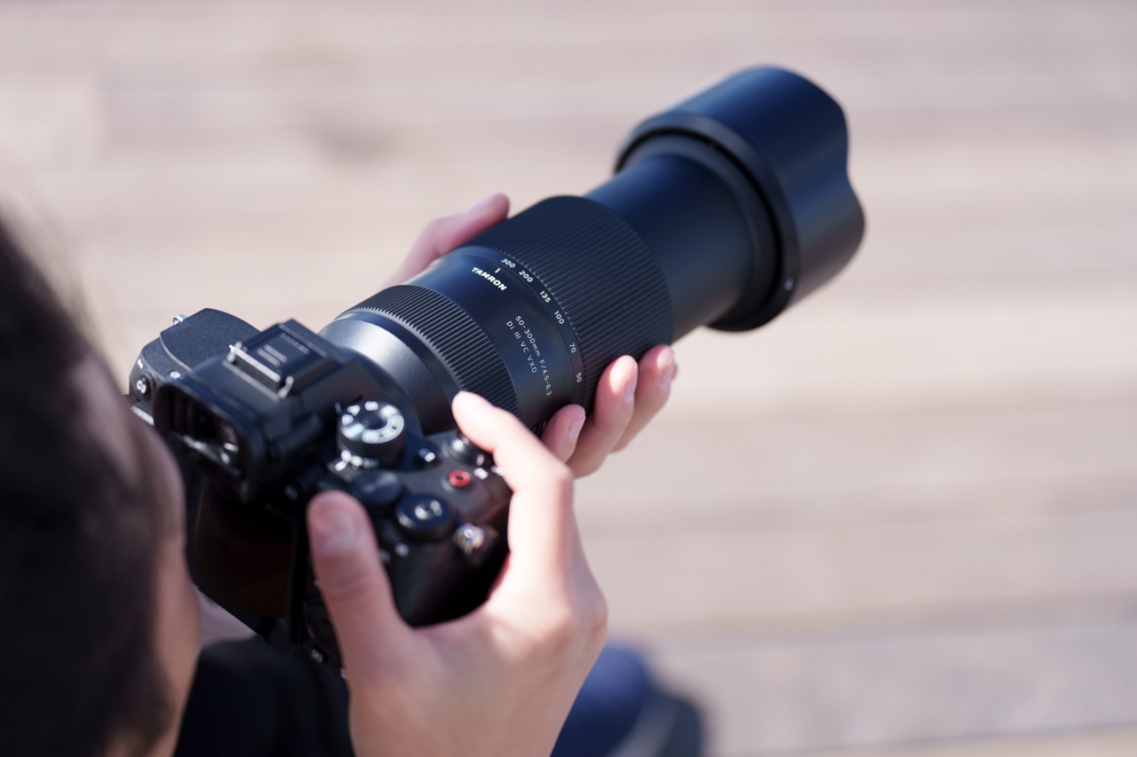 50-300mm F4.5-6.3 Di III VC VXD – Sony E-Mount Tamron 50-300mm F4.5-6.3 Di III VC VXD Telezoomobjektiv , Lifestyle Bild auf Steg