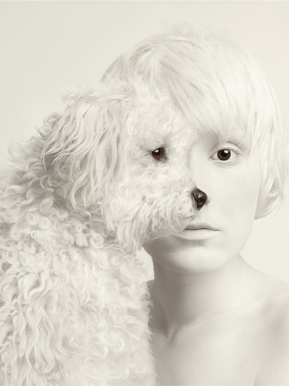Tecco PM230 Fotopapier  Produktfoto, Eine Frau und ein Hund der die Hälfte ihres GEsichtes verdeckt in Schwarz weiss mit Sepia Stich