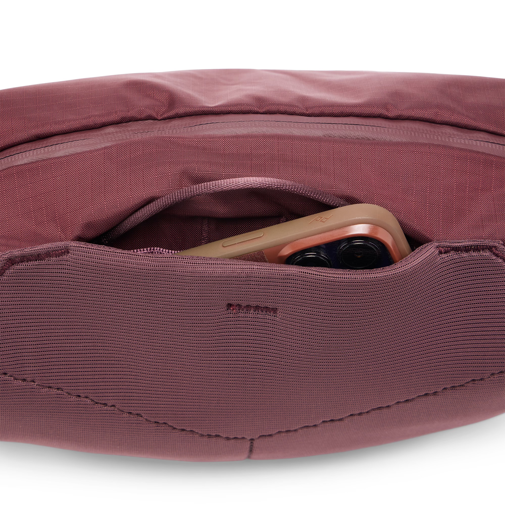 eak Design Outdoor Sling 7L Eclipse – Detailansicht des oberen Fachs mit Reißverschluss und eingelegtem Smartphone