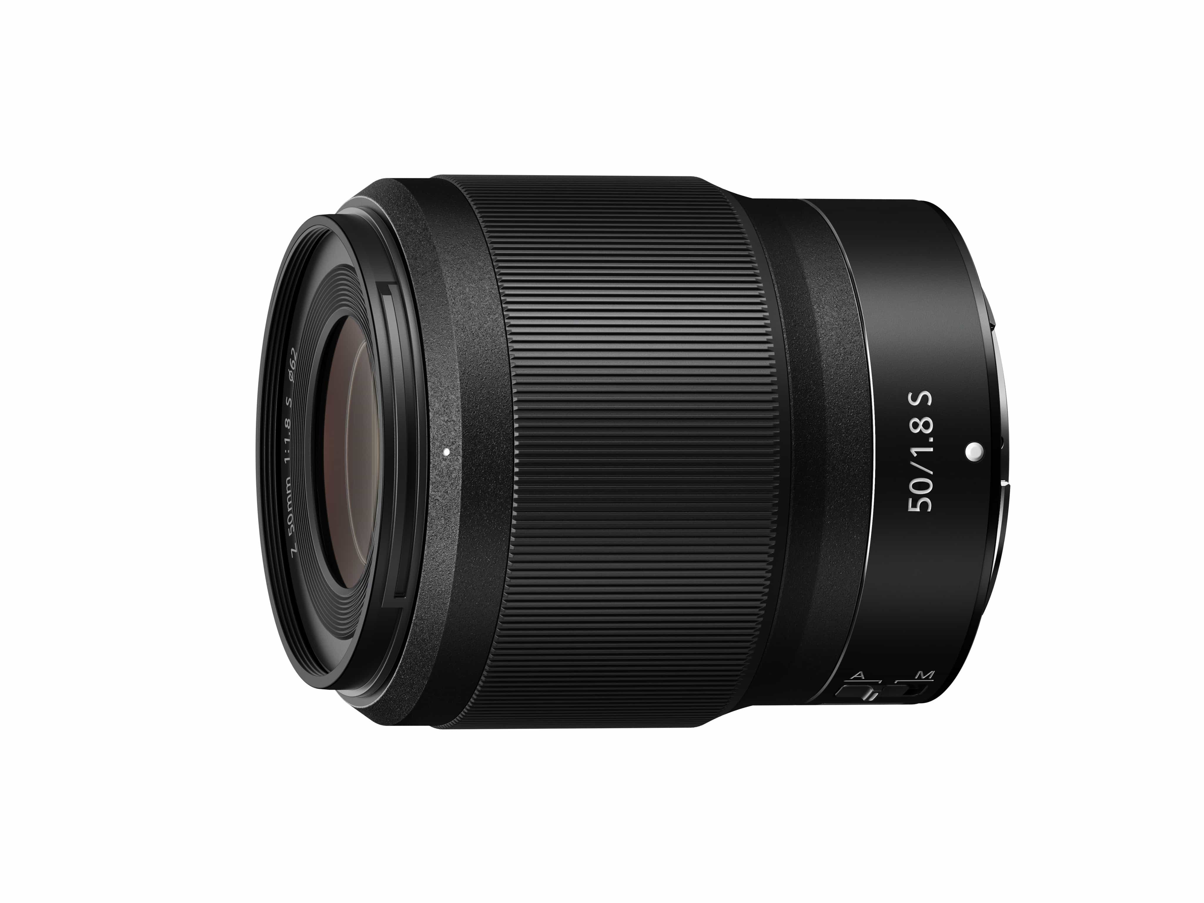 Nikon NIKKOR Z 50mm F1.8 S – schräge Vorderansicht mit sichtbarer Frontlinse und Objektivgehäuse im Detail